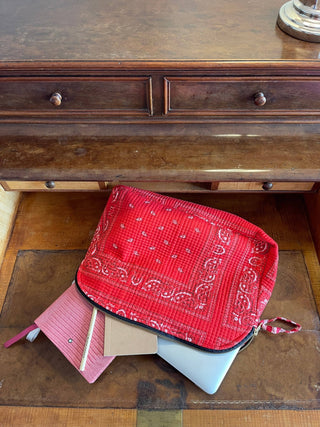 Maxi pochette Meera bandana roze of rood – gewatteerd katoen en multifunctioneel - Bio'ty Lab